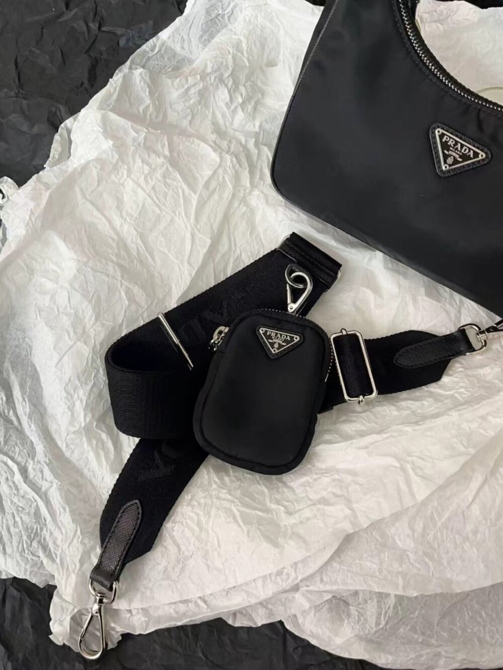 Authentic Prada Re-Edition 2005 Re-Nylon Bag - Picture 2 of 4